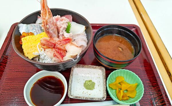 海鮮とまりん丼DX(2025年5月撮影)