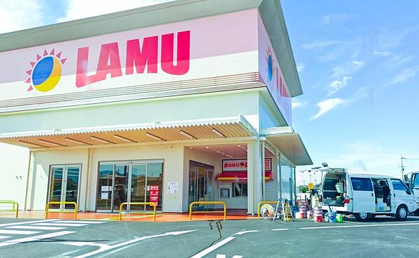 ラ・ムー彦根平田店の入口庇の下にあるパクパクの売り場(2025年6月撮影)