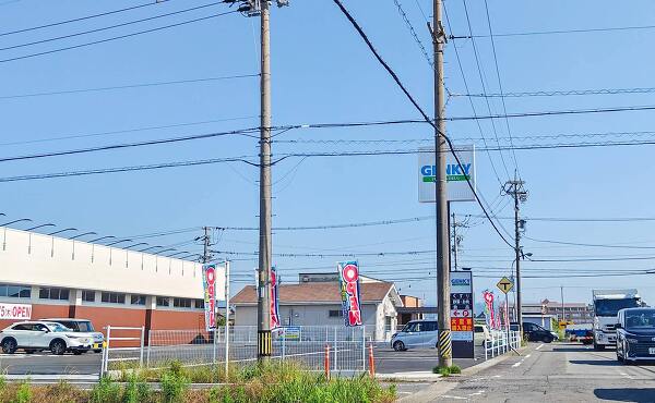 ゲンキー岐阜河渡店の駐車場とポールサイン、表通りの渋滞(2025年6月撮影)
