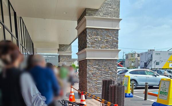 バロー豊橋菰口店の開店待ちのお客さんの行列(2025年6月撮影)