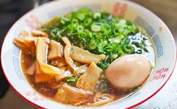 筆者がチルド麺の来来亭で作ったラーメン・味玉・メンマ・ネギ多め(2025年6月撮影)