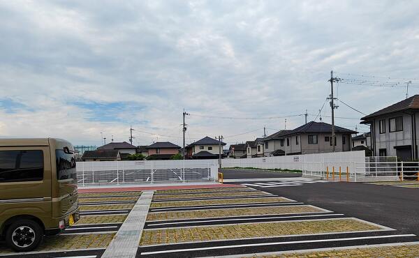 ラ・ムー彦根平田店の駐車場の様子(2025年6月撮影)