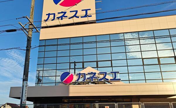 工事中のカネスエ江南高屋店(仮称)の店舗外見(2025年6月撮影)