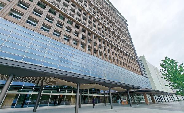 岐阜県庁舎が目の前にある(2025年6月撮影)