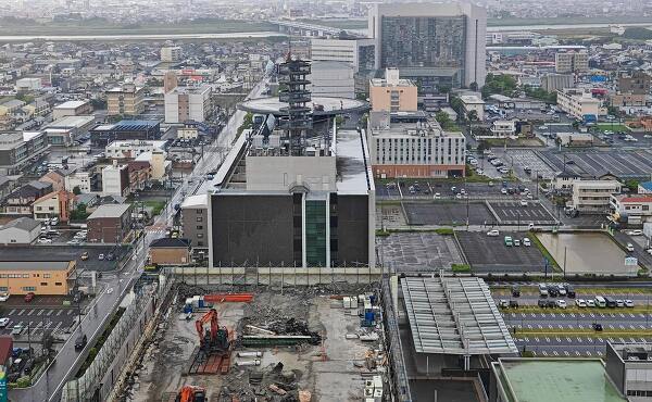 岐阜県警本部庁舎と元岐阜県庁舎跡地(2025年6月撮影)