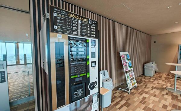 展望フロアのコーヒーの自動販売機(2025年6月撮影)