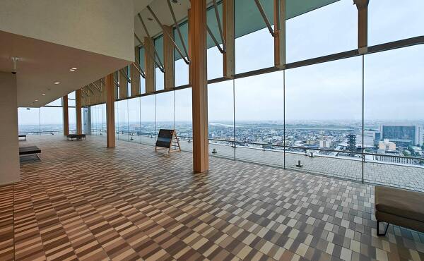 20階の展望フロアの様子と岐阜市の景色(2025年6月撮影)