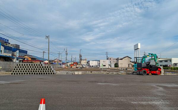 クスリのアオキ本今店の予定地では各種重機が設置(2025年6月撮影)