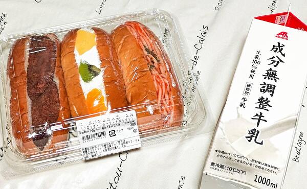 クスリのアオキで買った牛乳とコッペパン(2025年6月撮影)