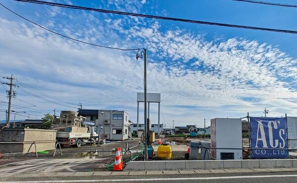 クスリのアオキ本今店の工事の様子(右側重機に注目)(2025年6月撮影)