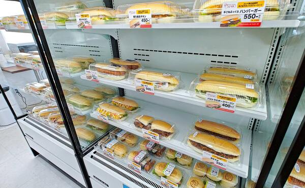 いろいろなコッペパンが並ぶ売り場(2025年6月撮影)