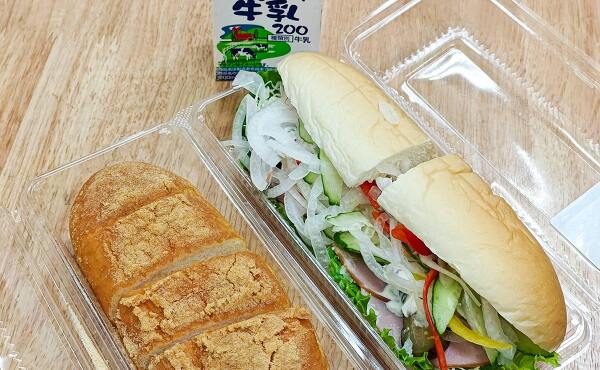 筆者の購入した揚げパンコッペと野菜たっぷりコッペ(2025年6月撮影)
