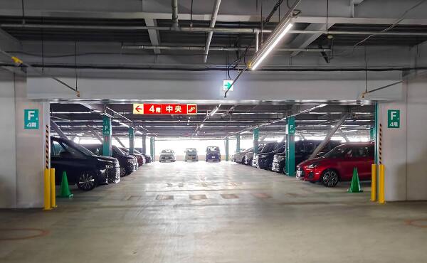 4階駐車場の様子、少しずつ空きがあります(2025年6月撮影)