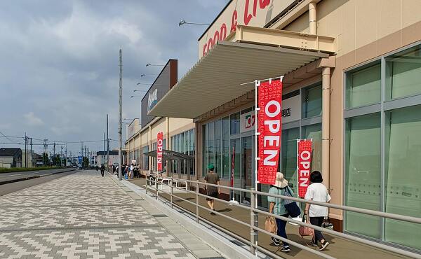 オークワ豊明店のオープン前の様子とその行列の風景(2025年6月撮影)