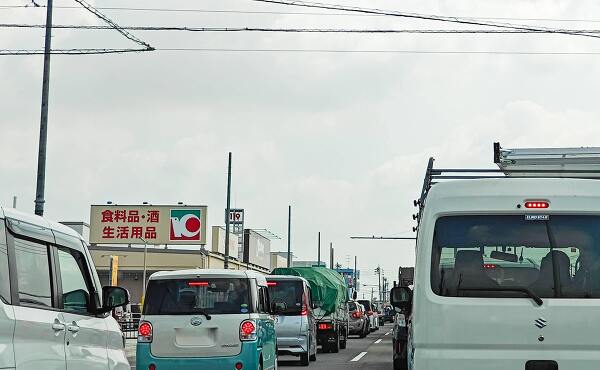 開店後店舗前の県道57号の混雑の様子(2025年6月撮影)
