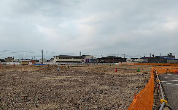 マックスバリュ高浜呉竹店の工事が始まったばかりの様子(2025年6月撮影)