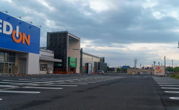 内装工事が始まっているロピア四日市北店(仮称)予定地(2025年6月撮影)