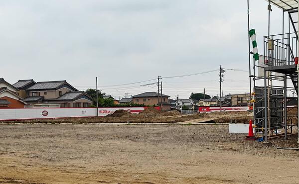 トライアル西尾一色町店の南側のアスファルトの削り工事の様子(2025年6月撮影)