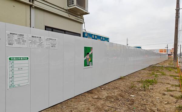 トライアル西尾一色町店の工事現場の各種標識の様子(2025年6月撮影)