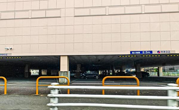 カネスエ江南高屋店の1階部分の駐車場の様子(2025年6月撮影)