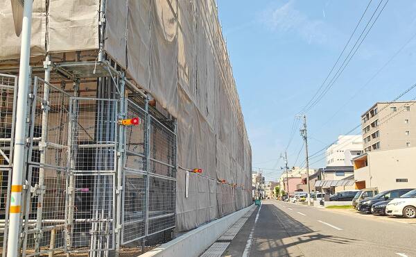 コスモス香蘭店予定地・安全柵に囲まれた工事現場(2025年6月撮影)