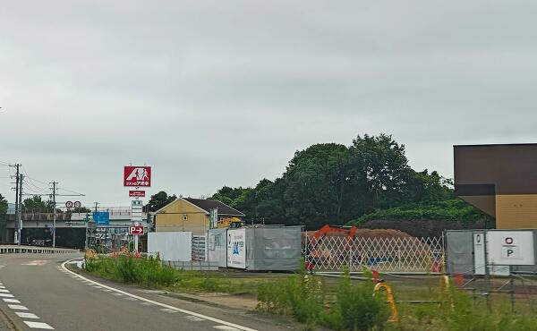 工事中のクスリのアオキ小瀬店のポールサインと店舗(2025年6月撮影)