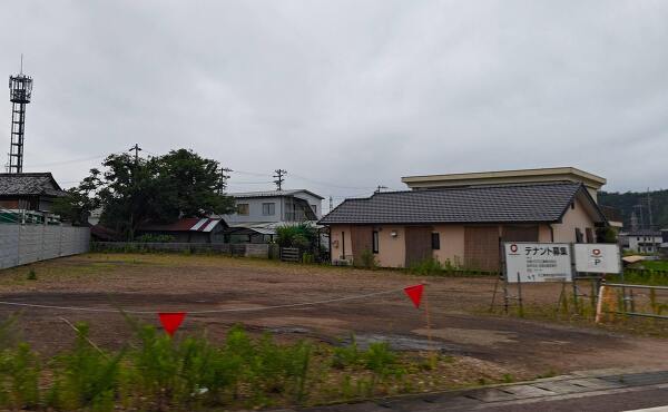 クスリのアオキ小瀬店の西側エリアテナント募集中(2025年6月撮影)