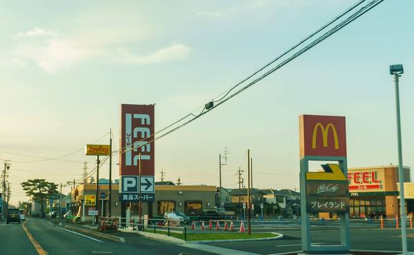フィール磐田豊田店とマクドナルドの看板(2025年7月撮影)