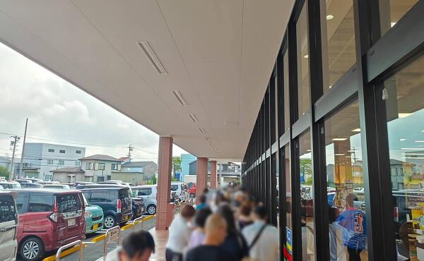 フィール磐田豊田店の開店前の行列の様子(2025年7月撮影)