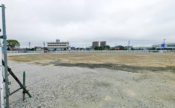 マックスバリュ浜松宮竹店と浜松スポーツセンター予定地の工事前の景観(2025年7月撮影)