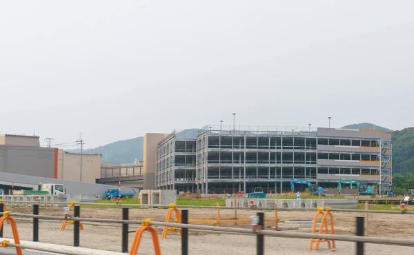 三井アウトレットパーク岡崎の西側エリアの立体駐車場(2025年7月撮影)