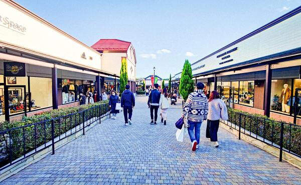土岐プレミアム・アウトレットの店舗が並ぶ外観(2025年3月撮影)