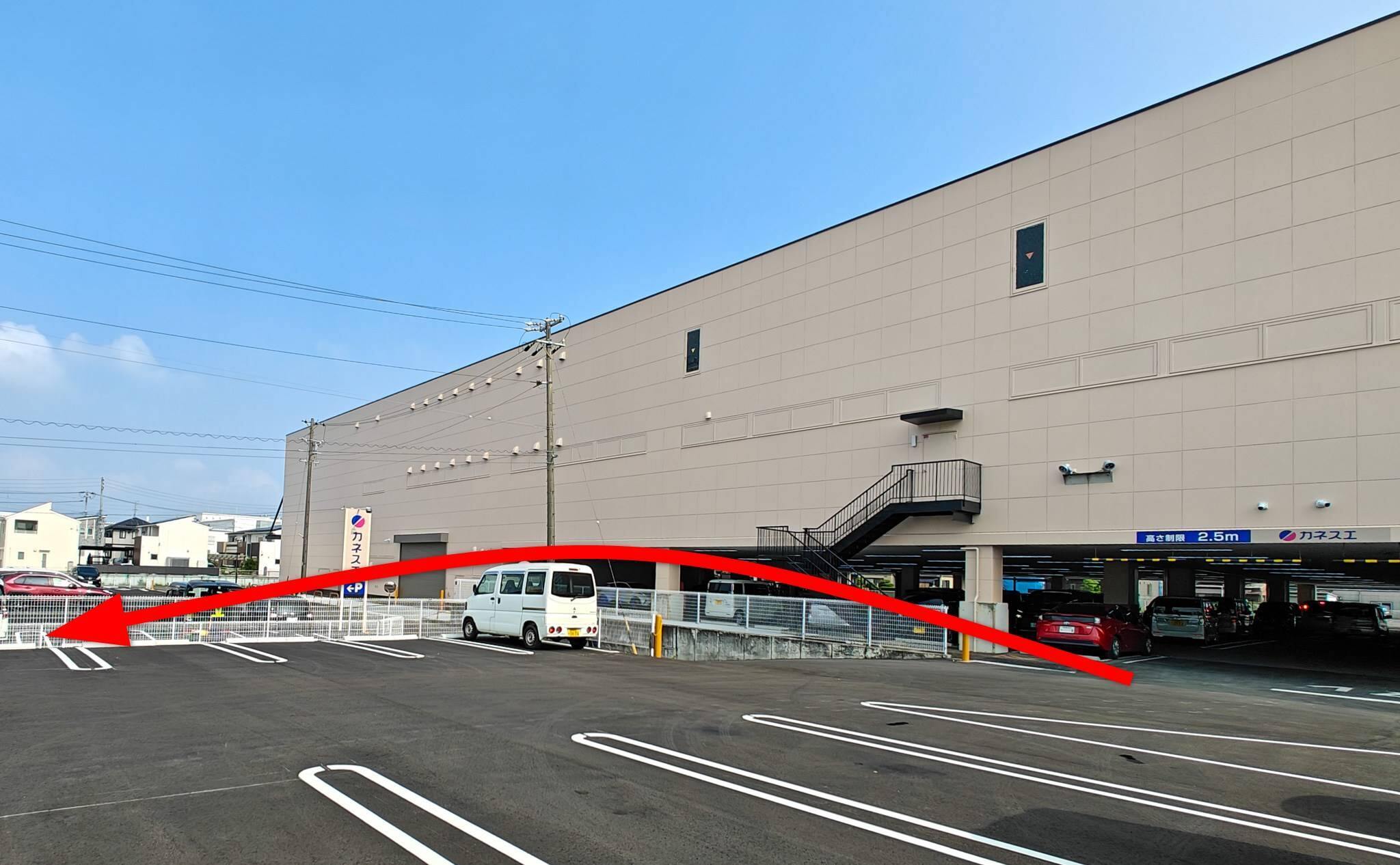 カネスエ江南高屋店の裏側の出入り口（2025年7月撮影）