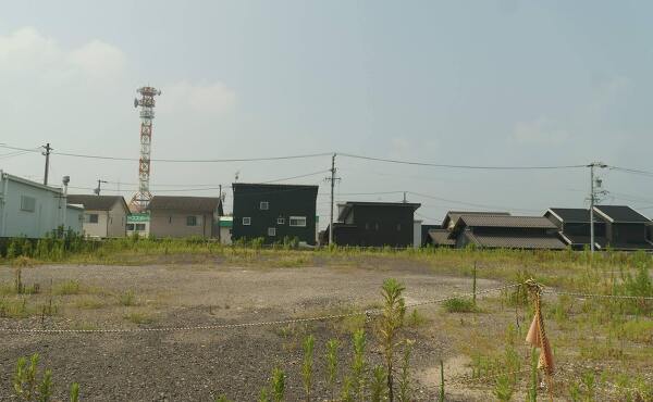 ゲンキー美濃加茂田島店予定地の工事前の荒れ地の様子(2025年7月撮影)