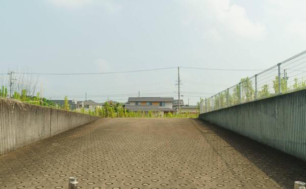 ゲンキー美濃加茂田島店の予定地の裏側の傾斜(2025年7月撮影)