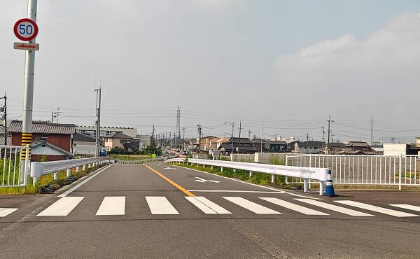 愛知県側の新愛岐大橋のつながる先県道156号(2025年7月撮影)