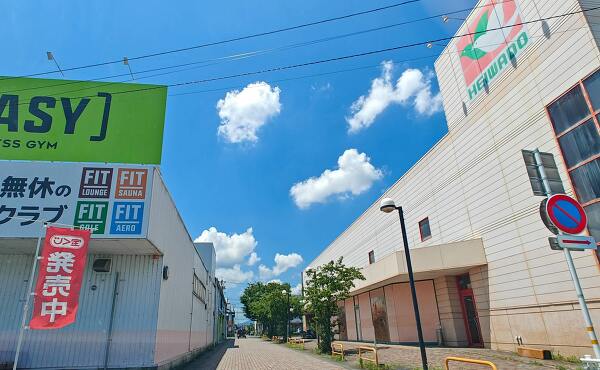 平和堂ノースウエスト店の外観と別棟の店舗(2025年7月撮影)