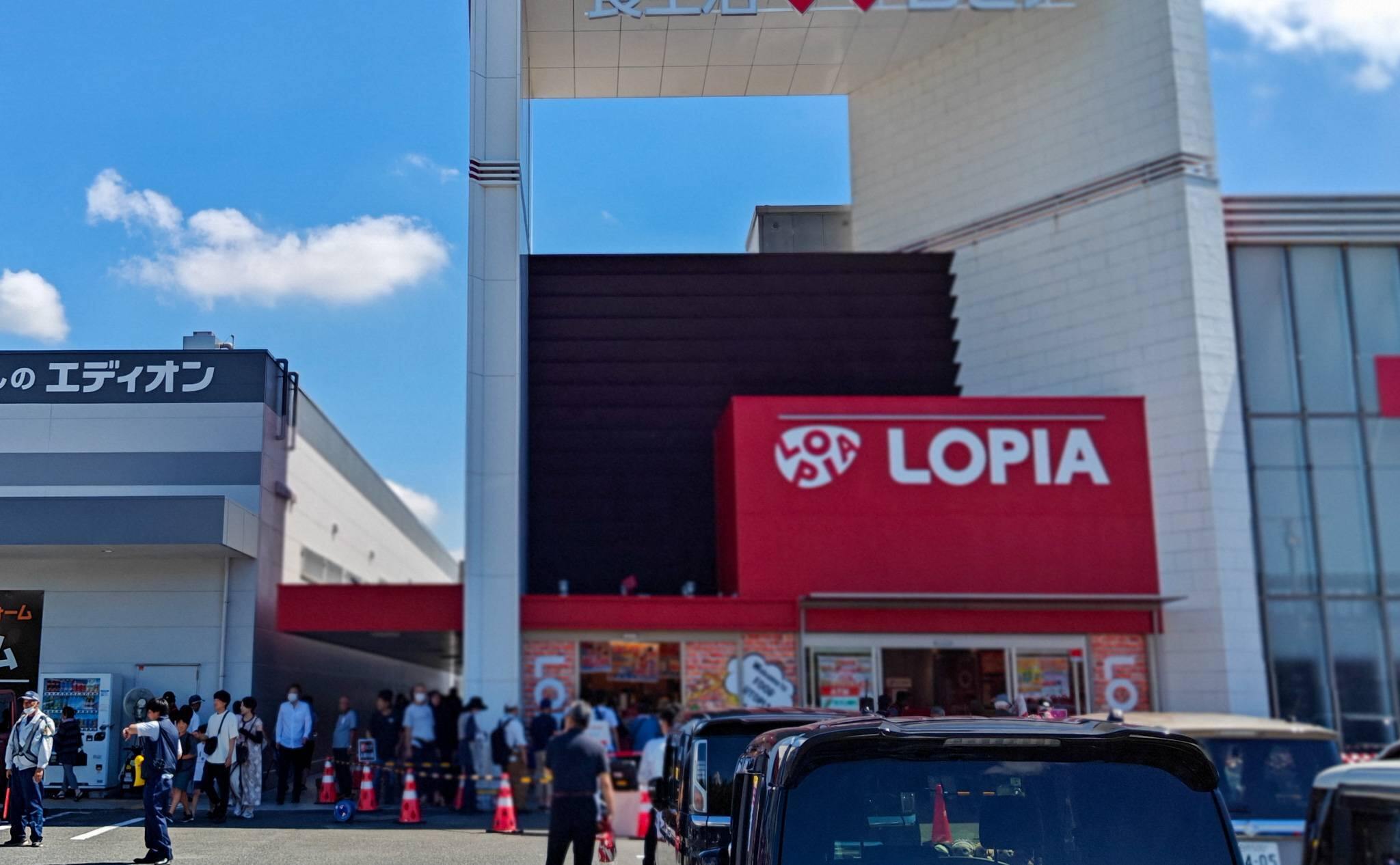 ロピア四日市北店の開店前の行列（2025年7月撮影）