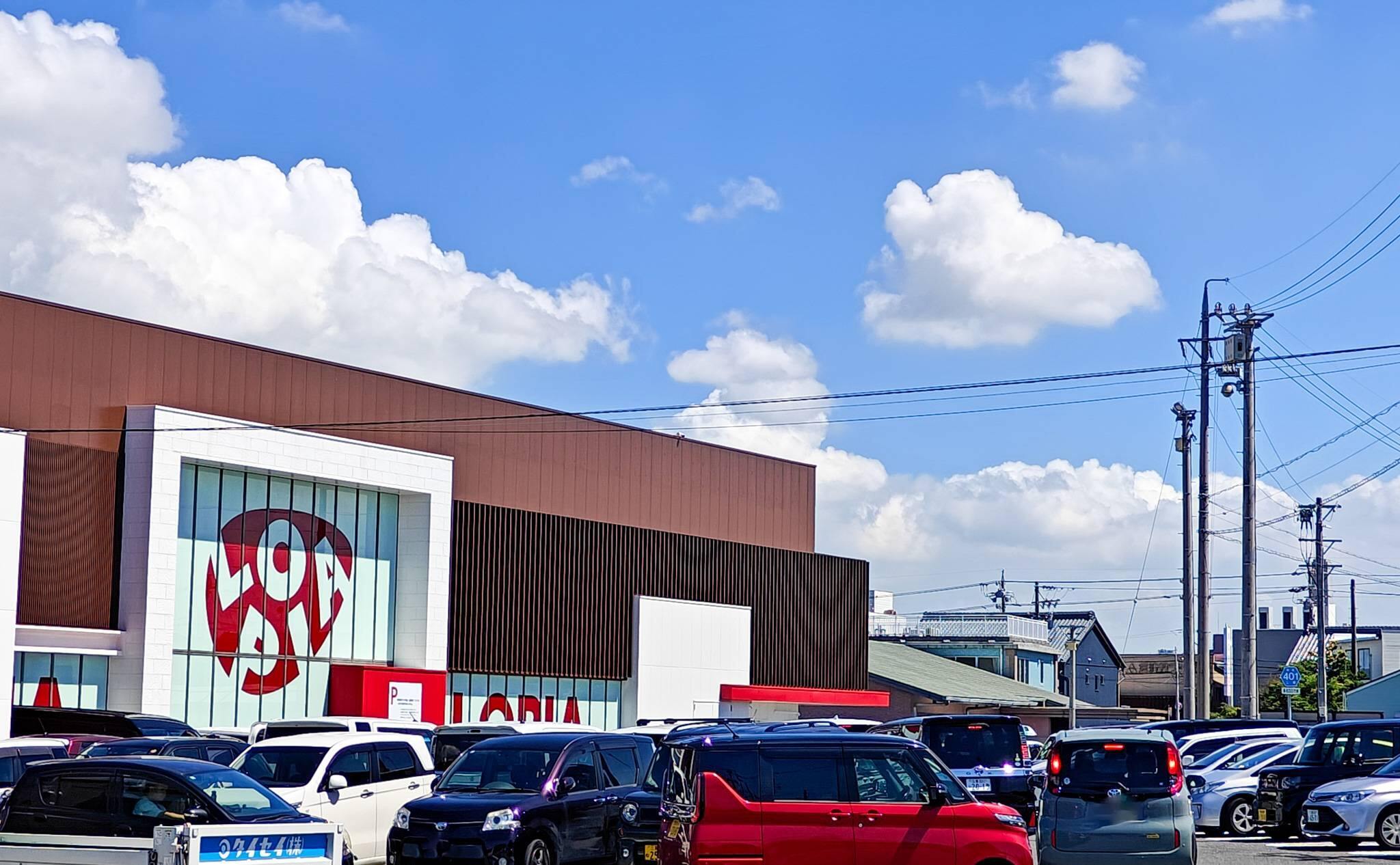 ロピア四日市北店に入店するお客さんの駐車待ちの渋滞（2025年7月撮影）