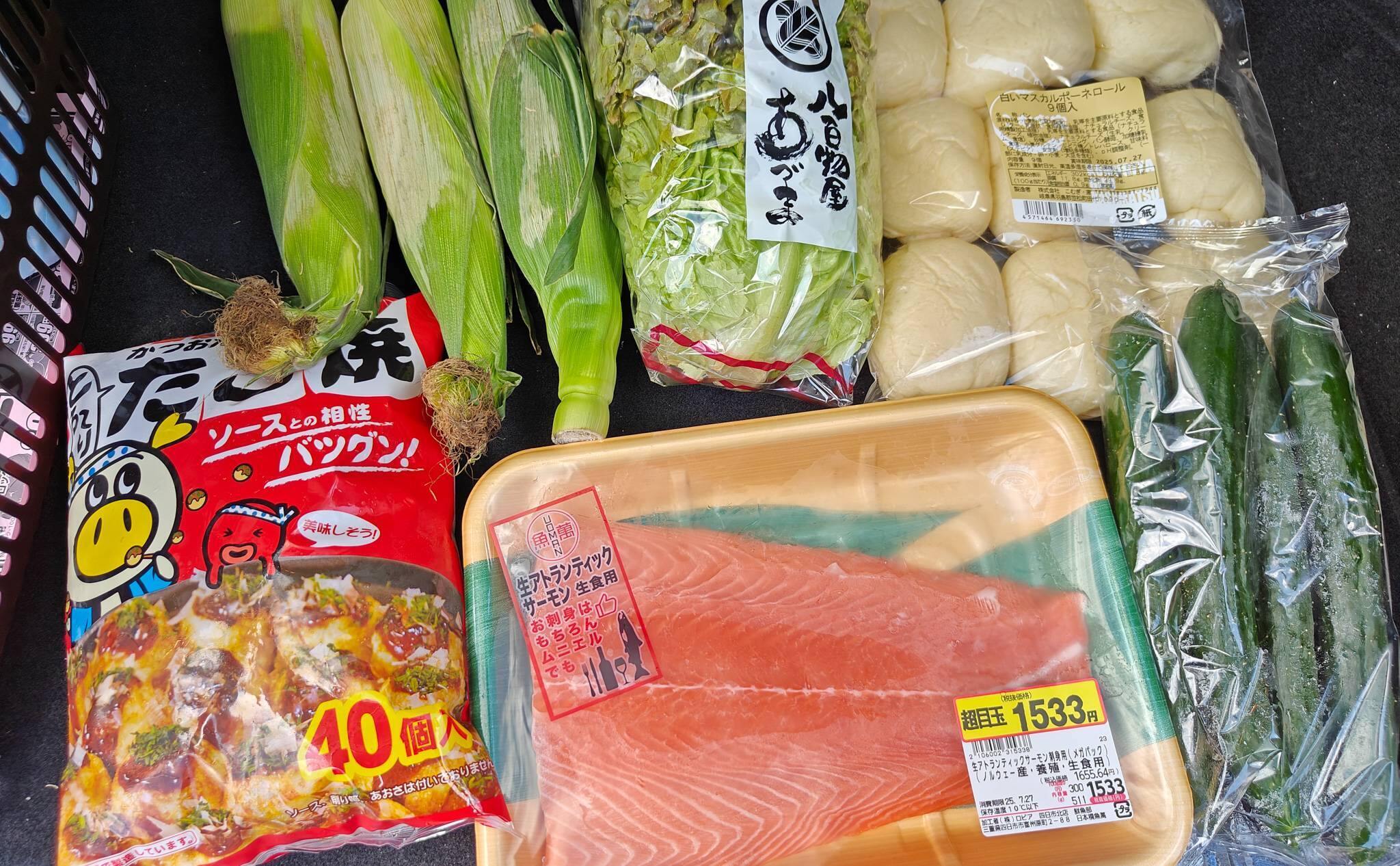 筆者の購入したサーモン、冷凍食品・野菜など（2025年7月撮影）