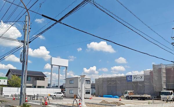 建設中のクスリのアオキ本今店の正面外観(2025年7月撮影)