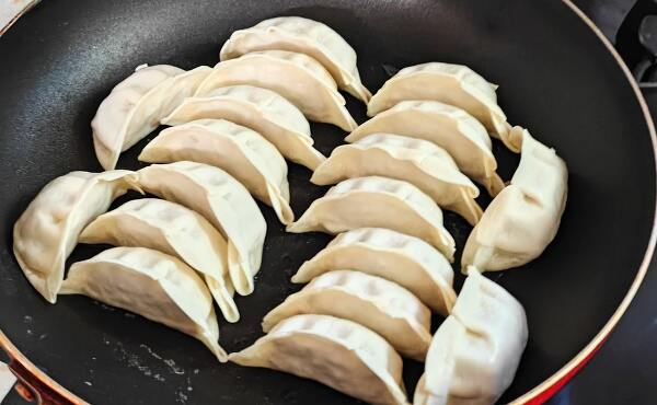 餃子の調理を開始(2025年7月撮影)