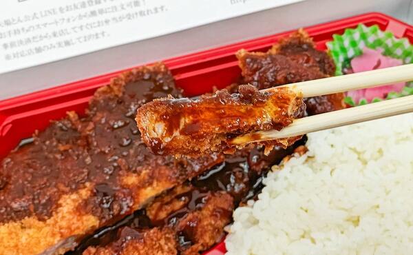 わらじとんかつのとんかつ拡大(2025年7月撮影)