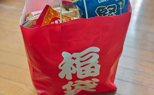 かなり重たいセブンイレブン大垣割田店の福袋(2025年7月撮影)