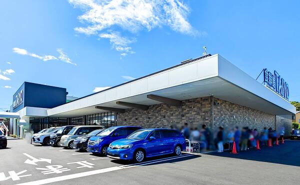 食鮮館タイヨー富士永田町店のオープン前の行列のようす(2025年8月撮影)