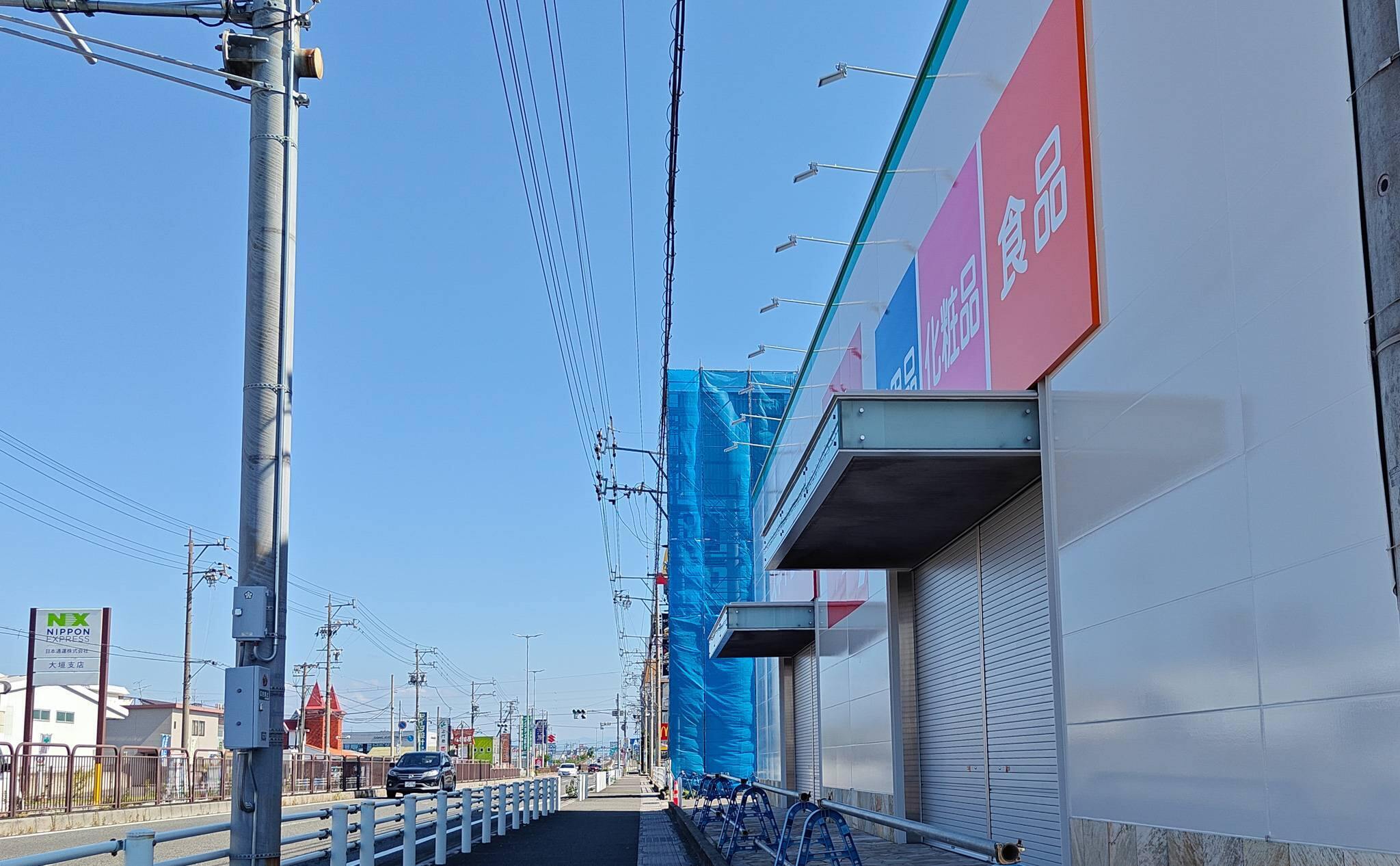 スギ薬局大垣インター店の道路側の外観（2025年8月撮影）