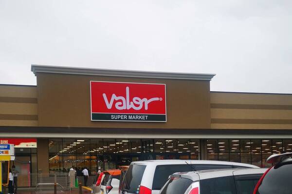スーパーバローの「valor」の看板(2025年8月撮影)