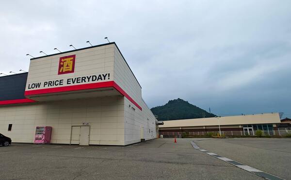 左のゲンキー高山三福寺店と右のゲンキー三福寺店(2025年8月撮影)