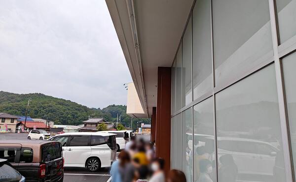 ゲンキー瑞浪稲津店の開店前の行列(2025年8月撮影)