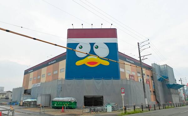 ドン・キホーテ高山店のドンペンが描かれた入口(2025年8月撮影)